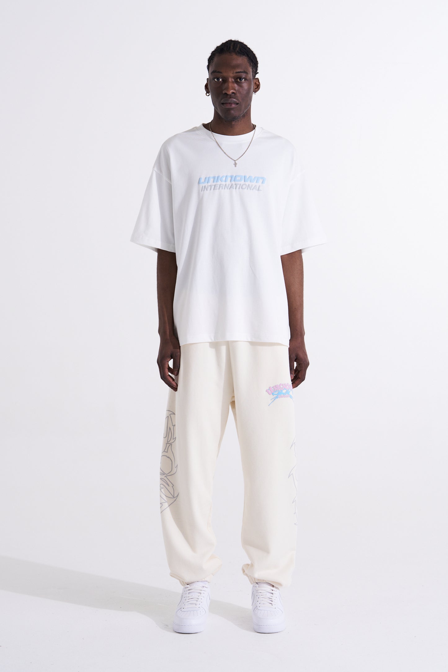 WHITE INTERNATIONAL TEE